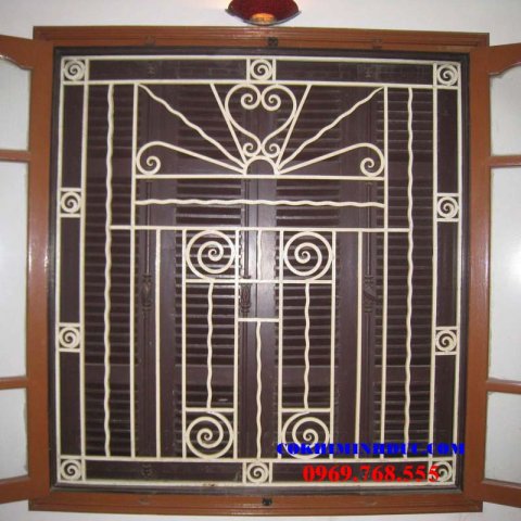 Sen hoa cửa sổ sắt